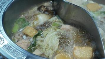 vista da panela quente fervente saborosa com sopa picante shabu shabu em estilo chinês com vegetais na panela video