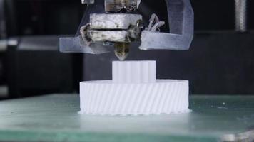 3d stampante nel processi stampa un oggetto. video