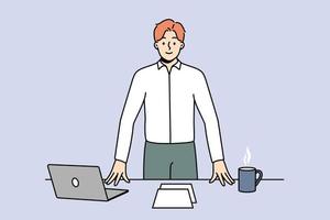 sonriente exitoso joven empresario cerca oficina escritorio con ordenador portátil. contento confidente masculino CEO o jefe con computadora y café en mesa a lugar de trabajo. vector ilustración.