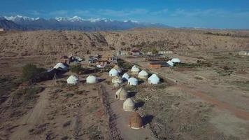autêntico yurts dentro tradicional quirguiz estilo em a costa do issyk kul lago video