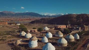 autêntico yurts dentro tradicional quirguiz estilo em a costa do issyk kul lago video