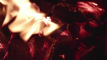 vicino su di rosso superiore Visualizza legna stufa fuoco fiamme video