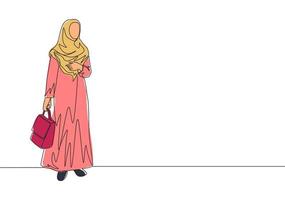 uno soltero línea dibujo de joven contento musulmán niña con cabeza bufanda que lleva bolsillo bolsa. atractivo asiático mujer modelo en de moda hijab Moda concepto continuo línea dibujar diseño vector ilustración