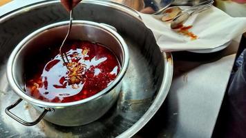 Turks straat smaak lam slachtafval gekookt in een groot pot sirdan video