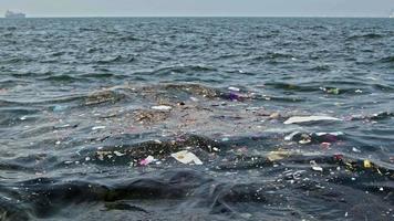 Müll und Plastik Abfall Verschmutzung schwebend im das Ozean video