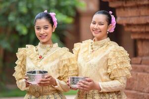 retrato de mujeres hermosas en el festival de songkran con traje tradicional tailandés foto