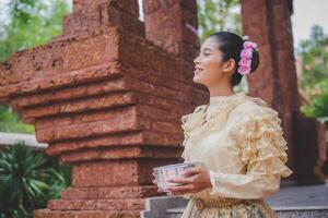 retrato hermosa mujer en el festival de songkran con traje tradicional tailandés foto
