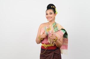joven hermosa mujer vestir local cultura en nororiental punto dedo postura foto