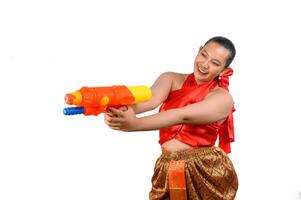 retrato hermosa mujer en el festival de songkran con pistola de agua foto