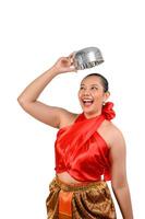 retrato hermosa mujer en el festival de songkran con tazón de agua foto