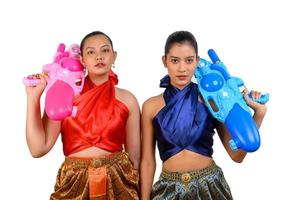 dos hermosas mujeres en el festival de songkran con pistola de agua foto