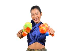 retrato de mujer bonita en el festival de songkran con pistola de agua foto