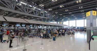 Junho 2.2022 Bangkok, Tailândia espaço de tempo Visão dentro saída terminal com muitos passageiro às check-in contador. Suvarnabhumi aeroporto Tailândia reabertura país video