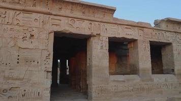 kamers in de oude tempel van medinet habu in luxe, Egypte video