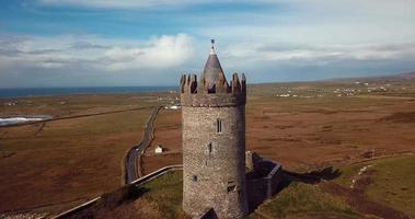 aéreo ver de doonagore en doolín, Irlanda video