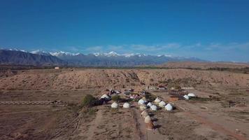 auténtico yurtas en tradicional kirguís estilo en el apuntalar de issyk kul lago video