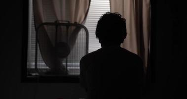 silhouette di adolescente ragazzo seduta su il suo letto video