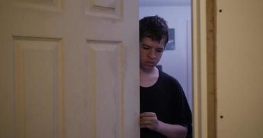 Jeune adolescent garçon se ferme porte à le sien chambre video