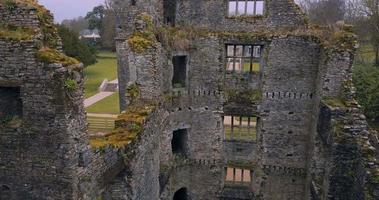ruínas do maduro castelo dentro Irlanda video