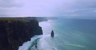 aéreo Visão do a falésias do Moher dentro Irlanda video