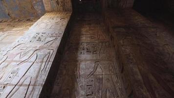 antico disegni su il muri di il medinet habu tempio nel lusso, Egitto video