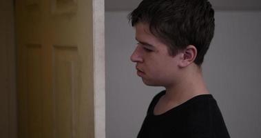 joven adolescente chico cierra su dormitorio puerta video