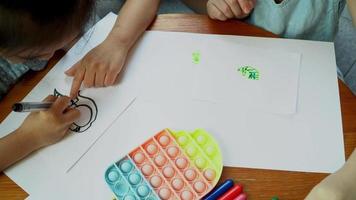 niños aprender a dibujar con brillante de colores plumas. video