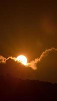 timelapse de espectacular puesta de sol con cielo naranja en un día soleado. video