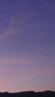 ciel crépusculaire et à l'aube avec un laps de temps vertical de cumulus dans une soirée. video