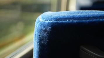 selectief scherpstellen visie naar de stoel Aan de bus terwijl in beweging omhoog naar berg reeks heuvel met zonlicht schijnen door de venster video