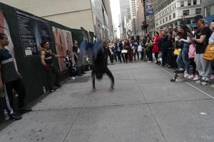 Nueva York, EE.UU. - 7 de mayo de 2019 - bailarina de break en la Quinta Avenida foto