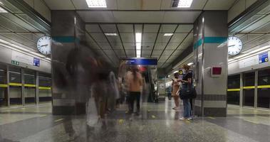 2 juni 2022 Bangkok, Thailand Timelapse av fullt med folk passagerare medan använder sig av rulltrappa i tunnelbana metro tåg station i rusa timme video