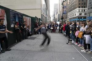 Nueva York, EE.UU. - 7 de mayo de 2019 - bailarina de break en la Quinta Avenida foto