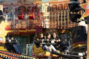 génova, italia - 9 de diciembre de 2018 - se abre la tradicional feria navideña luna park foto