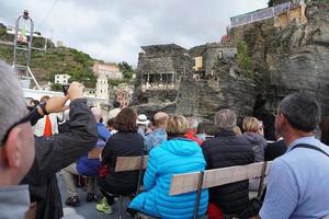 vernazza, italia - 23 de septiembre de 2017 - turista en cinque terre en día lluvioso foto