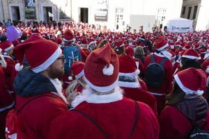 génova, italia - 22 de diciembre de 2019 - paseo tradicional de santa claus foto