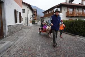 rango, italia - 8 de diciembre de 2017 - gente en el tradicional mercado navideño foto