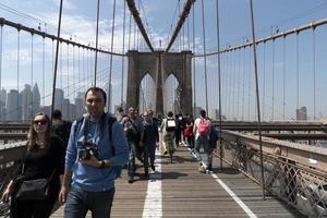 nueva york, estados unidos, 2 de mayo de 2019 - puente de brooklyn lleno de turistas foto