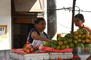 ubud, indonesia - 18 de agosto de 2016 - gente local de la isla de bali vendiendo y comprando en el mercado de la ciudad foto