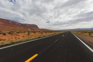 vista del desierto de arizona con rocas rojas foto