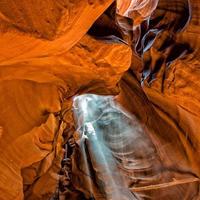 vista del cañón del antílope con rayos de luz foto