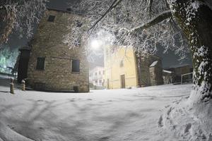 noche ver de un Iglesia mientras nevando foto