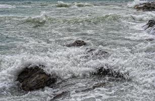 tormenta de mar tempestad en las rocas foto