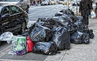 basura en la calle nueva york foto