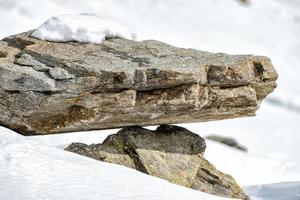 rock emergente desde nieve en Alpes foto