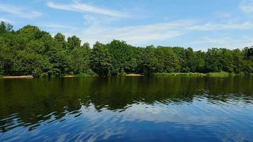 mooi groen landschap door blauw rivier- zomer video