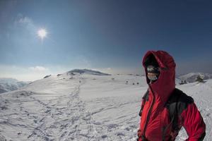 alto montaña soleado ver con aislado excursionista foto