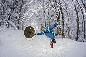 hombre participación paraguas debajo nieve en invierno hora foto