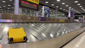 Gepäck ziehen um auf Gürtel beim das Flughafen. video