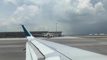 vuelo de avion ala de un avión volando por encima de las nubes. video